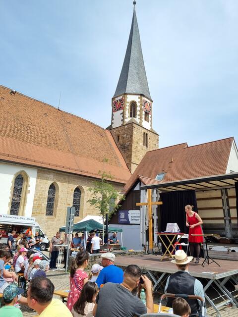 Die Künstlerin BeaTricks mit ihrer Show auf der Bühne beim 1. Mai Familientag der Apis in der Innenstadt Brackenheim. | Foto: Jochen Baral