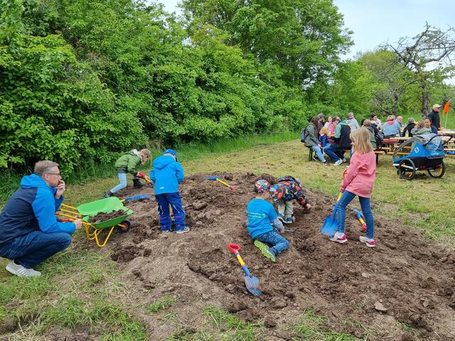 Auch im und auf dem Erdhügel gab es Vieles zu entdecken und zu spielen. | Foto: Jochen Baral