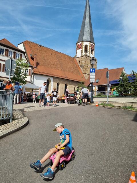 Die Kinder freuten sich über verschiedene Spielstationen beim Familientag der Apis Brackenheim. Das Bobby-Car-Rennen war der Favourit. | Foto: Jochen Baral