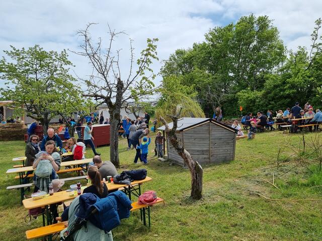 Bei schönem Wetter konnten die Besucher des ersten Blütenfestes des Naturkindergartens Hoffnungsland die Natur und das Essen genießen. | Foto: Jochen Baral