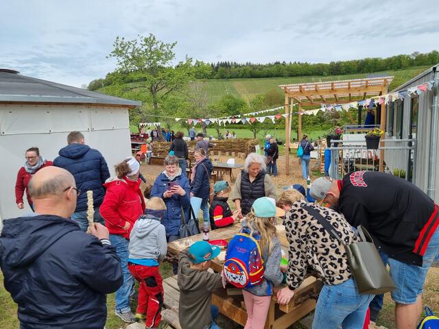 Eifrig waren die Kinder dabei, an der Werkbank eigene Nagelbilder beim ersten Blütenfest des Naturkindergartens Hoffnungsland herzustellen. | Foto: Jochen Baral