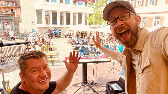 Percussionist Ulli Baral (links) und Sänger Oliver Fietz (rechts) hatten viel Freude am Musizieren und ermutigten die Zuhörer beim Gottesdienst am Familientag. | Foto: Oliver Fietz