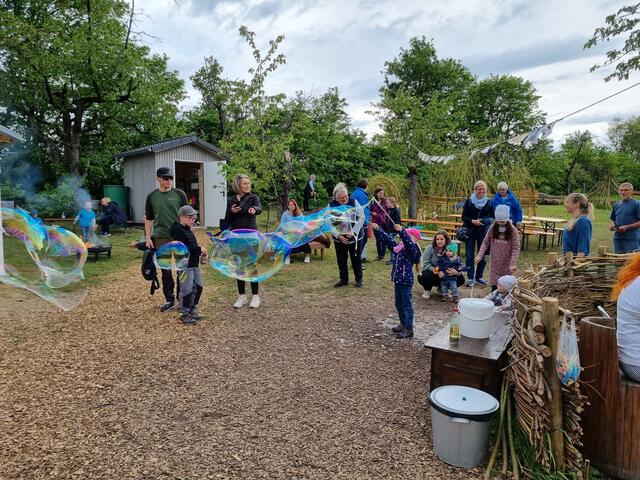 Es gab Vieles zu entdecken beim Blütenfest des Naturkindergartens Hoffnungsland: Die großen Seifenblasen begeisterten die Kinder. | Foto: Jochen Baral
