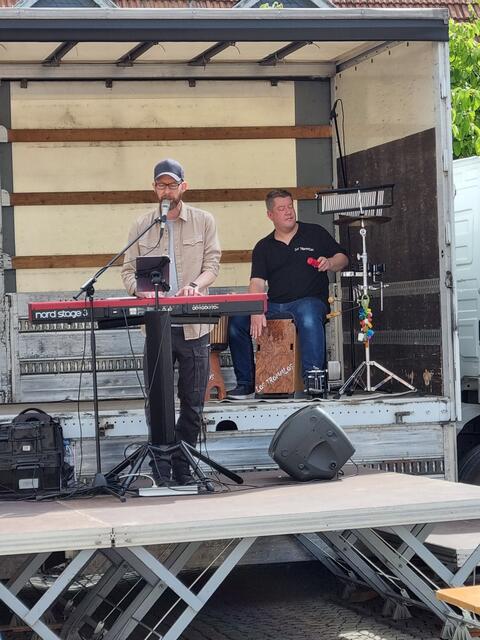 Oli und Ulli - beide zusammen - spielten beim Gottesdienst am Familientag am 1. Mai. Oliver Fietz regte mit seinen ermutigenden Liedern zum Nachdenken an. | Foto: Jochen Baral