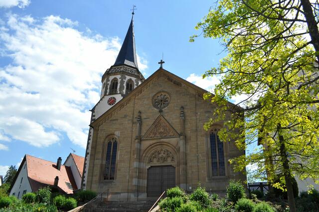 Die ev. Pfarrkirche St. Gregor. Der romanischen  Kirchturm stammt aus dem  13. Jahrhundert. Das dazugehörige Kirchenschiff wurde zu klein und wurde im Jahr 1843/44 abgerissen und durch ein neues Kirchenschiff ersetzt. Deutlich sieht man deshalb auch die verschiedenen Baustile.  | Foto: Daniela Somers