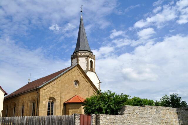 Rückseite der Kirche. Hier sieht man auch noch die Überreste der alten Kirchhofmauer. Bis Anfang des 19. Jahrhunderts war Neckarwestheim von einer Mauer und einem Wassergraben umgeben. Dieses Stück Mauer war auch gleichzeitig die Begrenzung des Kirchhofs. | Foto: Daniela Somers