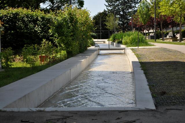 Auf dem Areal hinter dem Rathaus erinnert dieser Wasserfluss an den ehemaligen Wassergraben (Dorfgraben). | Foto: Daniela Somers