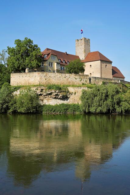 Rathausburg mit Spiegelung im Neckar | Foto: Ulrich Seidel