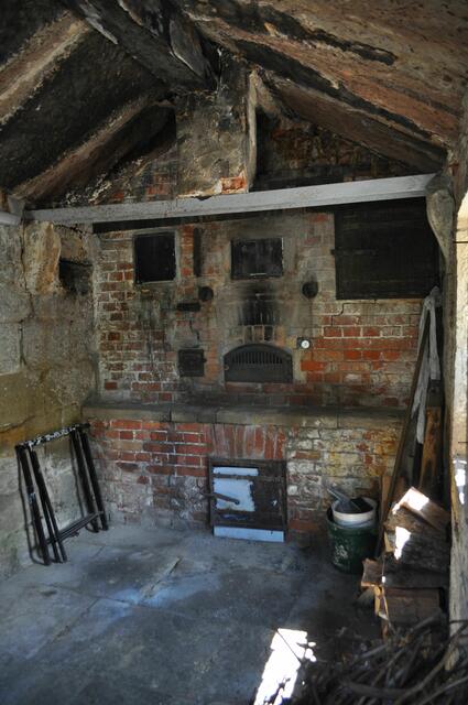 Blick ins Innere des Backhauses. Da keine Fensterscheiben im Häuschen sind, kann man gut einen Blick ins Innere werfen. | Foto: Daniela Somers