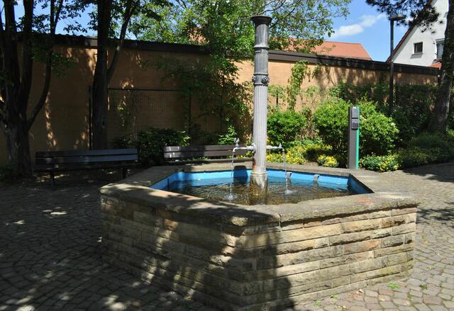 Der Schafhausbrunnen. Er erinnert an das ehemalige Schafhaus, dass hier stand. Die erste Wasserleitung wurde 1907 gebaut. | Foto: Daniela Somers