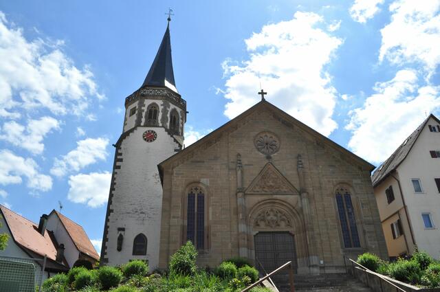 Durch die verschiedenen Bauzeiten sieht es aus als wären es eigenständige Bauwerke. Leider war die Kirche geschlossen. | Foto: Daniela Somers