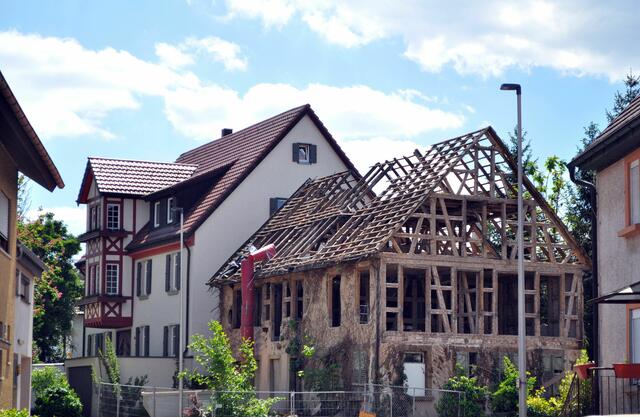 Hier wird wohl ein altes Haus kernsaniert. | Foto: Daniela Somers