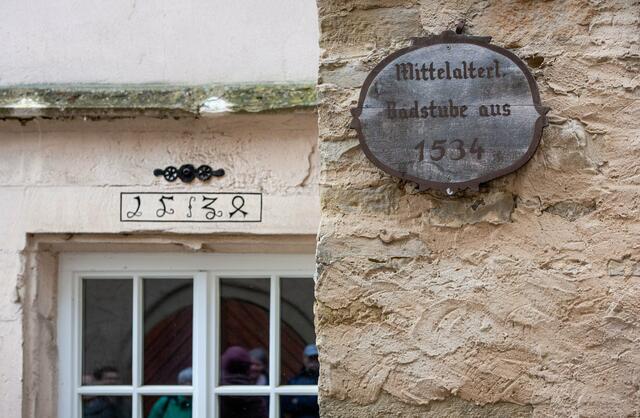 Das Schild rechts im Vergleich zu den Zahlen links beweisen: Im Mittelalter war die Zahl vier eine halbe acht. | Foto: Lina Bihr