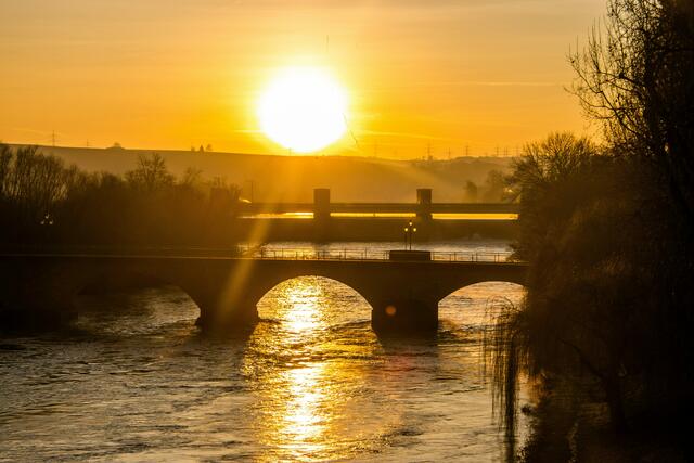 Die Neckarbrücke in Lauffen in goldenes Licht getaucht: Das Gewinnerbild zum Fotogewinnspielthema „Morgenstund hat Gold im Mund“ kommt von Hansjörg Sept.  | Foto: Hansjörg Sept