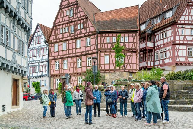 Im Hospitalhof startet Anke Golder die Stadtführung für die Heimatreporter und ihre Begleitungen. 
 | Foto: Lina Bihr