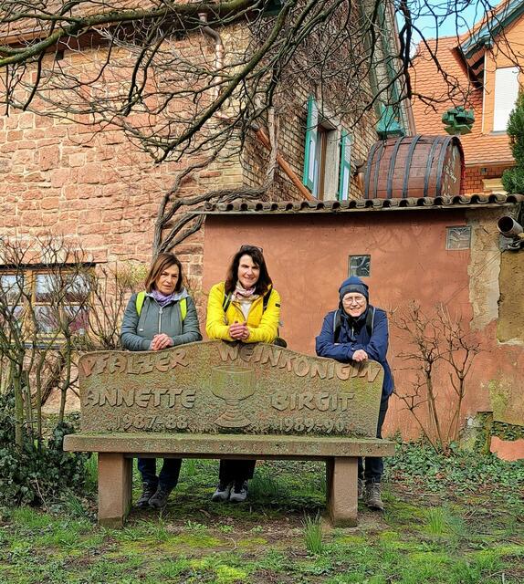 In der Pfalz:
An der Steinbank, die zum Gedenken einer Pfälzer Weinkönigin in Hainfeld aufgestellt ist. | Foto: Isolde Reitz
