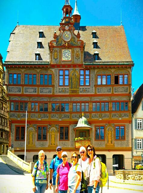 Das um 1435 mit Friesen und Sgraffito- Bemalungen und einer astronomischen Uhr erbaute Tübinger Rathaus, gehört zu den schönsten Baden Württembergs. | Foto: Isolde Reitz