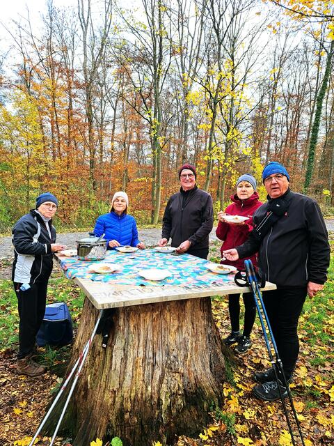  Unterwegs auf der Walking Strecke.
Mit einer leckeren Kaspressknödelsuppe wurden wir von einer Mitwalkerin nach dem Walken überrascht. | Foto: Isolde Reitz