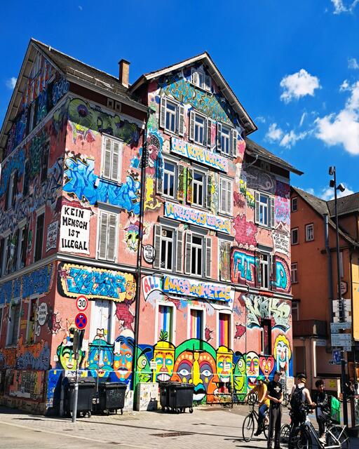 Das bunte Epplehaus  ist ein selbstverwaltetes Jugendhaus.  | Foto: Isolde Reitz