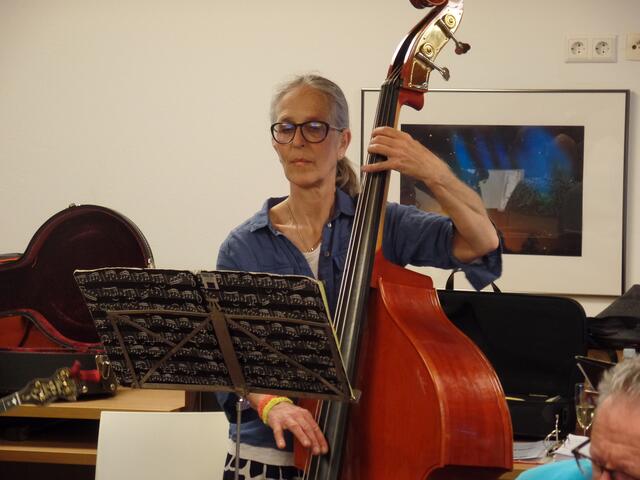 Als Bass-Lady mit Power-Groove agierte Katja Bönninghof am Kontrabass. Zuständig für die tiefen Töne und swingenden Rhythmus. | Foto: privat
