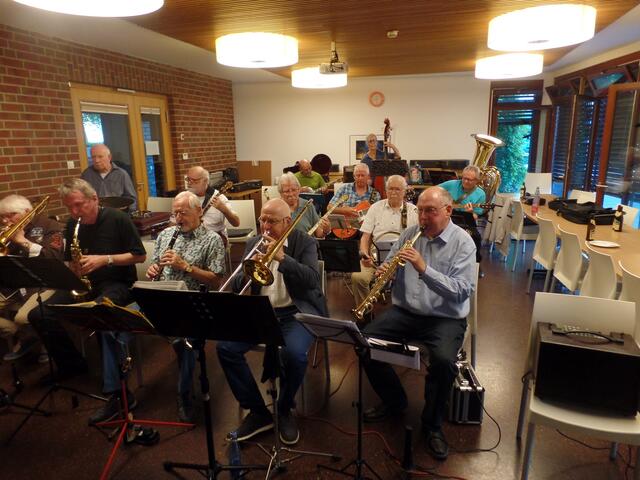 Selten finden sich so viele Jazzmusiker zu einer Jam-Session zusammen. Der Platz reicht kaum und es wird eng auf der provisorischen Bühne. | Foto: privat