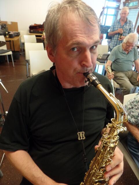Die wichtige Melodiestimme wurde von Johannes Mühleck am Altsaxophon in Ermangelung einer Trompete perfekt übernommen. Seine Soli beeindruckten nicht nur die Mitspieler. | Foto: privat