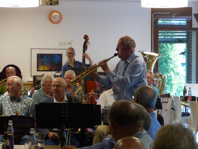 Damit das ganzen Konzert in musikalisch geordneten Bahnen verlaufen konnte, gab Werner Philipp seinen Musikkollegen die Zeichen für ihre Einsätze.
 | Foto: privat