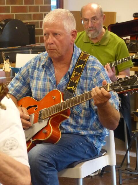 Echte Bluesstimmung kam bei den Improvisationen mit der E-Gitarre von Thomas Eichner auf.  | Foto: privat