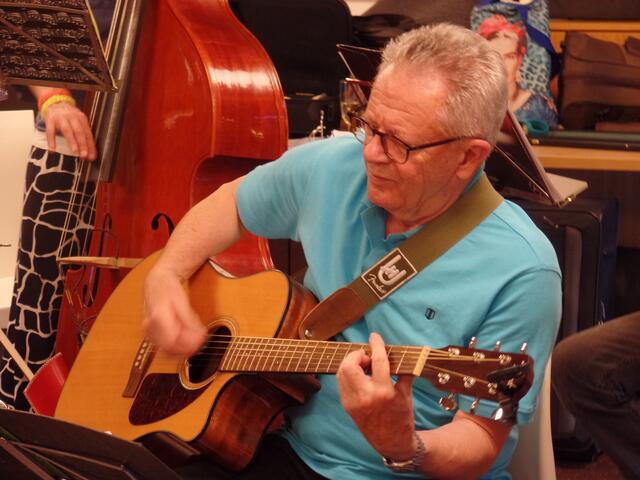 Eduard Schramm an der Rhythmusgitarre unterstützte die Solisten mit klangvollen Akkorden.
 | Foto: privat