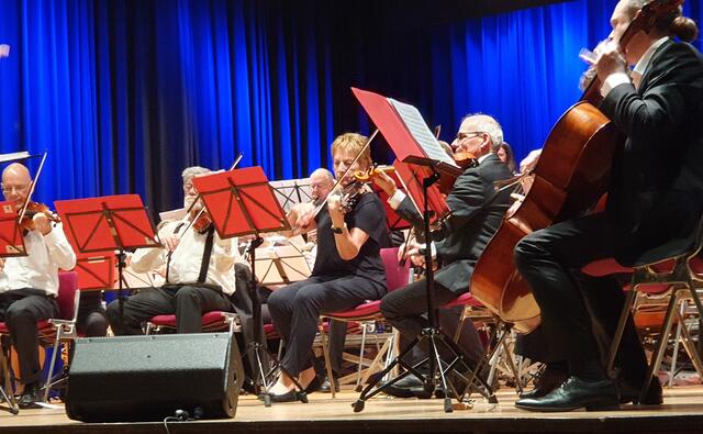 Das mit Streichern besetzte Nikolaiensemble aus Heilbronn ergänzte instrumental zum großen Filmorchester. | Foto: privat
