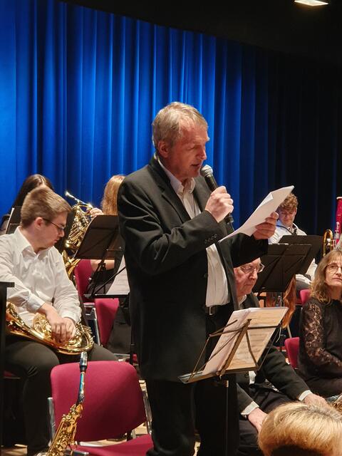 Johannes Mühleck führte durch das abwechslungsreiche Konzertprogramm und informierte über den Hintergrund der Musikstücke.
 | Foto: privat