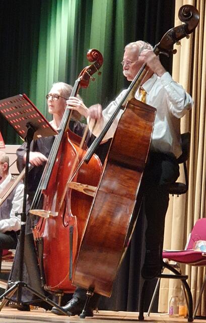 Katja Bönninghof und Jörg Lorenz an den Kontrabässen spielen in beiden Orchestern.
 | Foto: privat