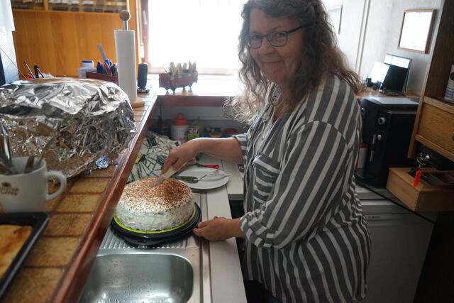 Irmhild Lehmann beim Anschnitt der Schwarzwälder-Kirsch! Irmhild kann nicht nur backen und anschneiden  :-) | Foto: Helmut Epp