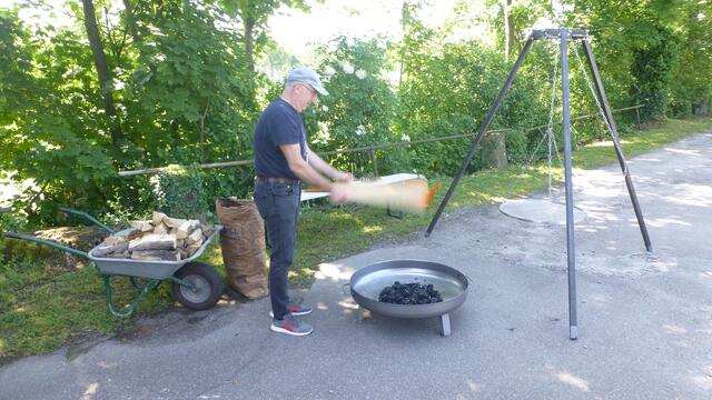 Thomas Schäfer bei den Vorarbeiten zum Grillen! Was fehlt ist Holz und Feuer! Kommt noch! Wir schaffen das! | Foto: Jürgen Ott