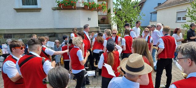 Bei strahlendem Sonnenschein beim Festumzug nahmen sich die Musiker eine kurze Trinkpause. | Foto: MVG