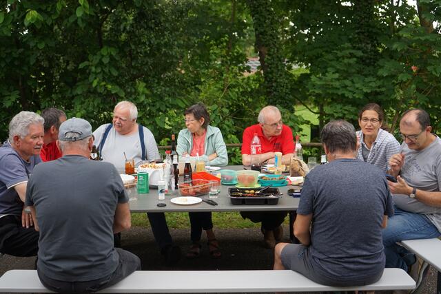 von links: Jürgen Ott, Uwe Ziegler (verdeckt) Thomas Schäfer (mit dem Rücken zum Bild) Helmut Epp, Andrea Epp, Gerd Torkler, Matthias Müller (mit dem Rücken zum Bild) Daniela und Andreas Schick. In der Lücke im Vordergrund sitzt eigentlich Gabi Ott - aber jetzt war sie am Fotoapparat! | Foto: Helmut Epp und Gabi Ott
