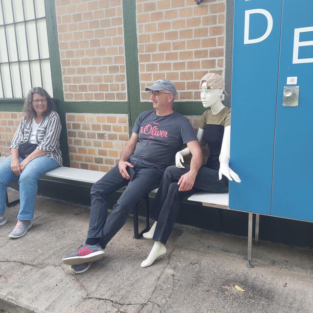 Thomas Schäfer bändelt mit dem Wachpersonal an ----- und Irmhild Lehmann kann darüber nur lachen! | Foto: Jürgen Ott