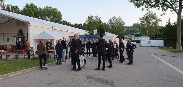 Am Pfingstmontag um kurz vor 6 Uhr machen sich die Musiker bereit zum Wecken.  | Foto: MVG