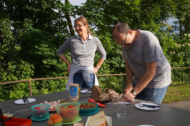 Daniela und Andreas Schick bei der Vorbereitung zum Vorkosten!  :-) | Foto: Helmut Epp