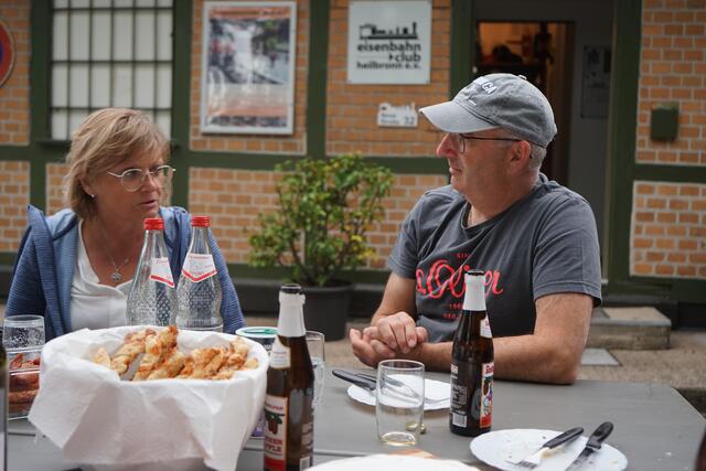 Gabi Ott und Thomas Schäfer beim Austausch des Rezepts für die leckeren Knusperstangen im Vordergrund  :-) | Foto: Helmut Epp