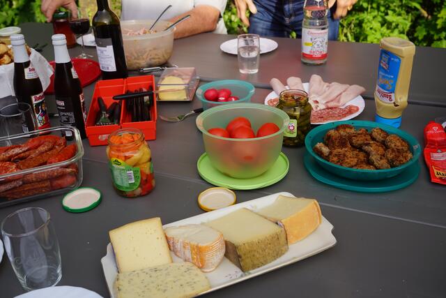 Wem kann hier noch etwas fehlen? Offensichtlich hat eine Clubmitgliedschaft auch nahrhafte Seiten!  :-) | Foto: Helmut Epp