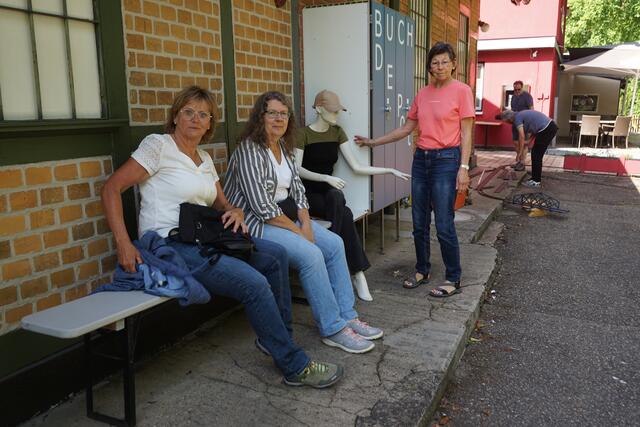 Gabi Ott, Irmhild Lehmann, "Gucki" unsere neu Wachdame (sie hat es in sich) und Andrea Epp machen sich bekannt  :-) | Foto: Helmut Epp