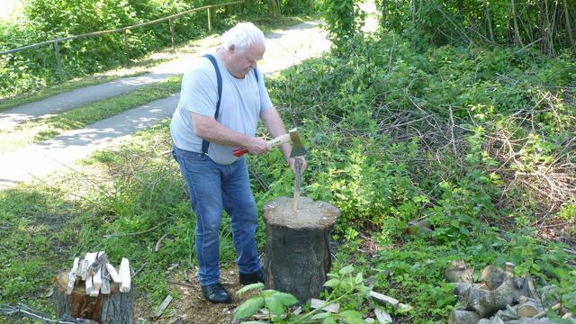 Helmut Epp als Kassenwart kann nicht nur die Kasse warten sondern auch Holz spalten! Der Grill braucht Futter! | Foto: Jürgen Ott
