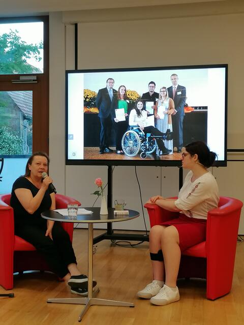 Ein besonders eindrucksvolles Foto: Nadezhda Aleksandrova bei der Verleihung ihres Bachelorzeugnisses, nachdem sie sich ins Leben zurückgekämpft hat. | Foto: privat