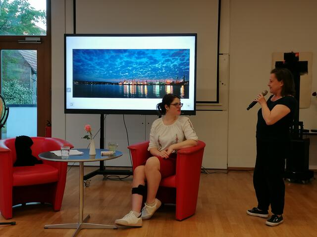  Nadezhda Aleksandrova (Bildmitte) mit Angelika Hart vor einem Bild des Hafens ihrer Heimatstadt Varna. | Foto: privat