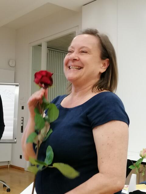 Auch Angelika Hart durfte sich nach ihrer engagierten Lesung und dem einfühlsamen Interview über eine Rose freuen. | Foto: privat