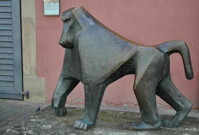 Pavian. Fritz Melis (1913–1982) vor dem alten Schloss.  | Foto: Daniela Somers