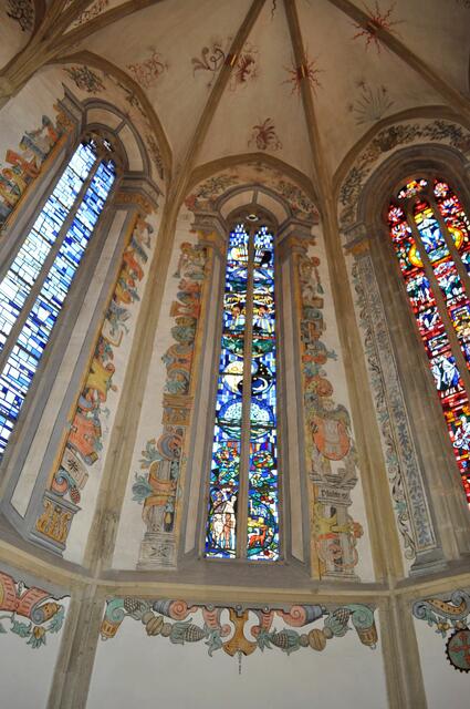 Im Chor gibt es tolle Kirchenfenster und schöne Bemalungen. | Foto: Daniela Somers