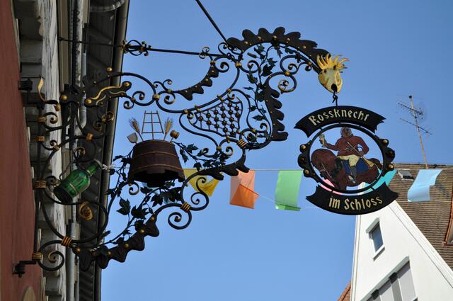 Schild vom Rossknecht am Schloss. Der Rossknecht ist eine traditionsreiche Brauereigaststätte. Im Innenhof kann man schön draußen sitzen. | Foto: Daniela Somers
