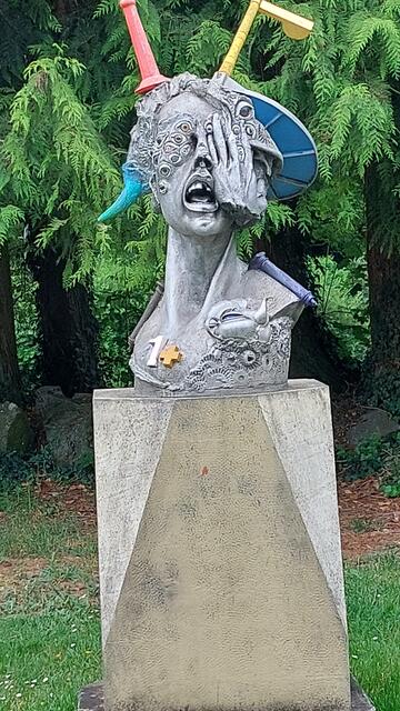 Skulptur vor der Götzenburg  | Foto: Elfriede Baier 